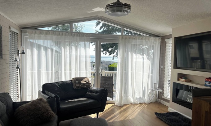 Hamworthy House | 43 Harbour View, Tranquil Harbour View Escape at Rockley Park