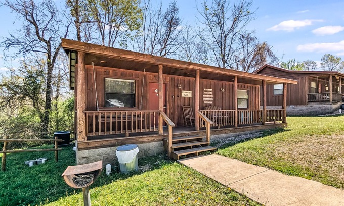 Mountain View Cabin | #43 Pinewoods Cabin: Lancaster & Co