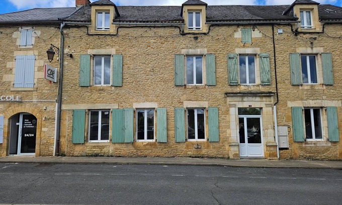 Salignac-Eyvignes Apartment | 45 m2 apartment on 2nd floor of a 2-storey building in the heart of Salignac
