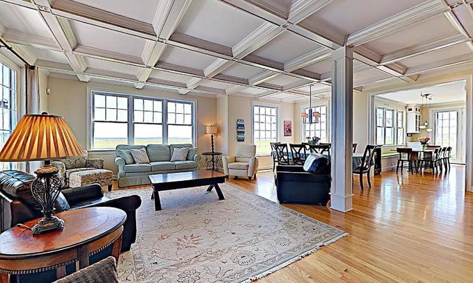 Pine Point House | 455 m² House ∙ 5 bedrooms ∙ 12 guests