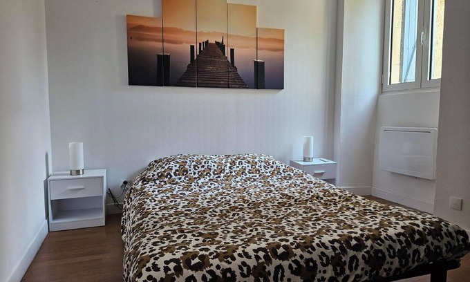Salignac-Eyvignes Apartment | 45m2 apartment in the heart of Salignac, close to shops.