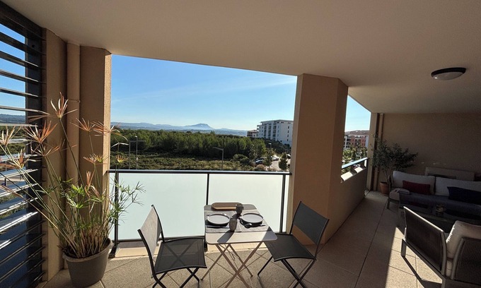 Grand Sud Apartment | 45m2 T2 apartment with large terrace overlooking Sainte Victoire