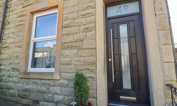 Clitheroe Cottage | 49 WADDINGTON ROAD, pet friendly, with open fire in Clitheroe