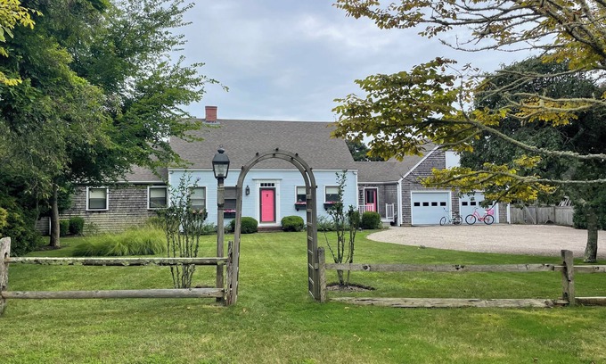 Nantucket House | 4bd3bth Lovely tranquil home, 1mile to town, private upscale area, open flrplan
