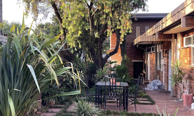 Hartbeespoort House | 4bed 3-bath, solar, aircons pool, entertainment area. Near restaurant shopping