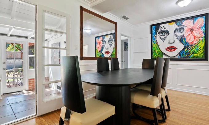Valley Village House | 4bed 3bath villa with piano in Los Angeles by universal studio & Hollywood-12