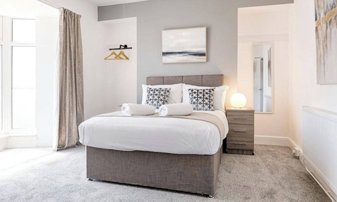 Castle House | 4BR-11Guests-Patio-FamilyFriendly-CityCentre-Beach
