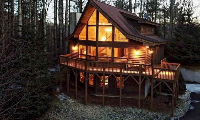 Boone Cabin | 4BR/3BA, views, deck, hot tub, pool table, walk to the New River