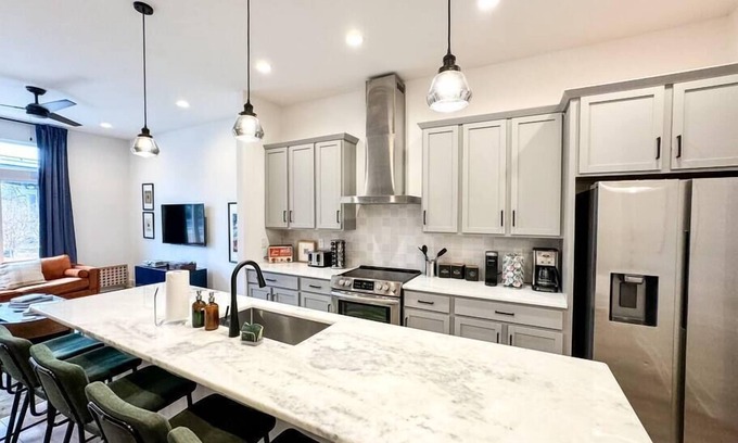 Hadley - Washington House | 4BR 4BA City Gem ROOFTOP Sleeps 12