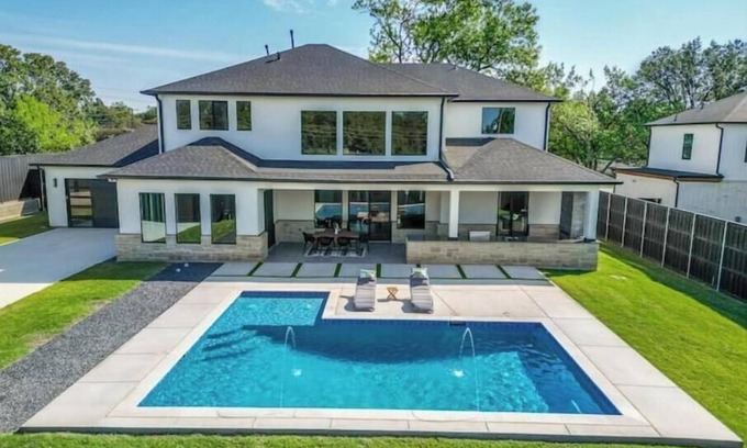 Northwest Dallas House | 4BR Central Luxury Home EV Charger & Yard