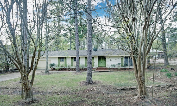 Jackson House | 4BR City Retreat w/Fire Pit, BBQ & Free Parking