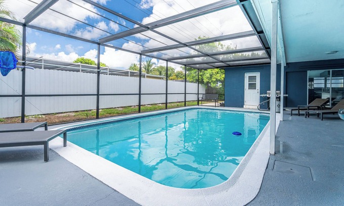 Miramar House | 4BR Getaway + Pool + Game Room, 18-mins to Oceann