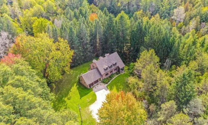 King Cottage | 4BR Luxury cottage on 5 acres in King City W/hot tub, sauna, fire pit &pond.