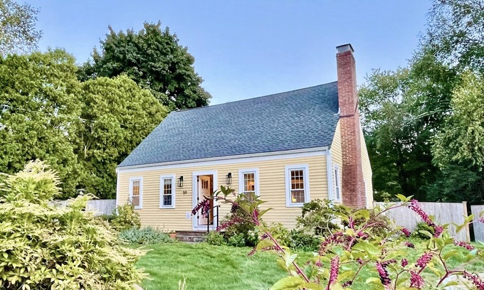 Newbury House | 4BR near Plum Island & Historic Newburyport, sleeps 8