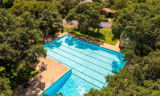 Woodridge House | 4BR Villa | Heated Pool, Hot Tub, BBQ + Game Room
