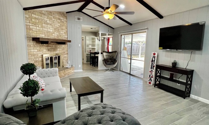 Universal City House | 4BR w/Pool Furnished Extended Stay near Randolph AFB Wi-Fi W/D
