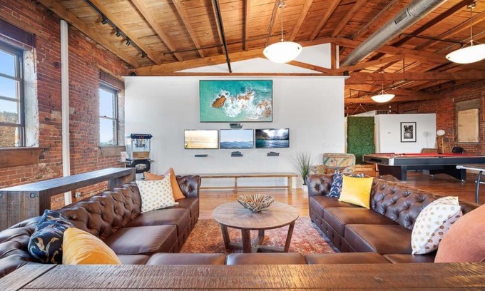 Norris Square House | 4K sqft LOFT Gym, TV Wall, Ping Pong and Pool Table