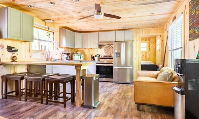 Carrollton Cabin | 4PelicansOhio: Relaxing Cabin Near Leesville Lake ~Pets Welcome~ 2 Queens & 1F