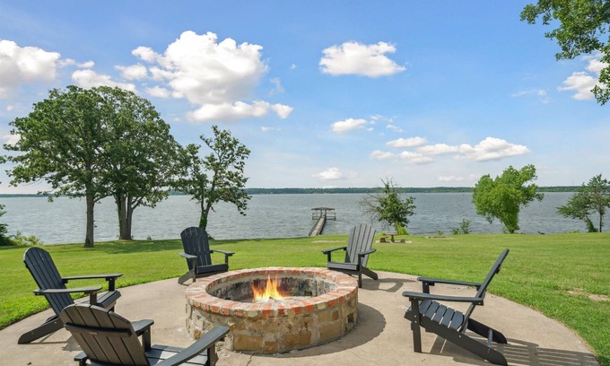 Quinlan House | 4th Nite Free! Lakefront Meets Hill Country - Pets