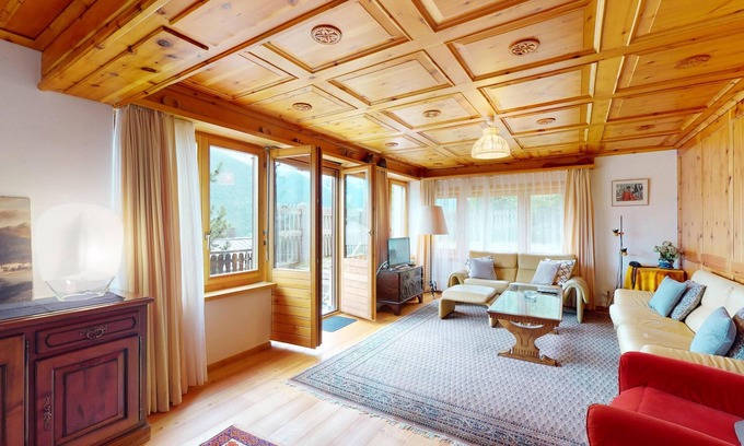 Zuoz Apartment | 5-½ room apartment in a sunny location, with marvellous views of the valley and