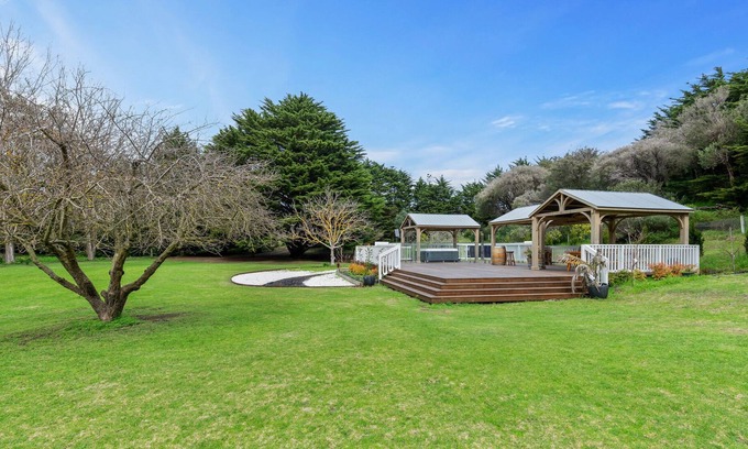 Fingal House | 5 Acre Home at St Andrews Beach with Spa