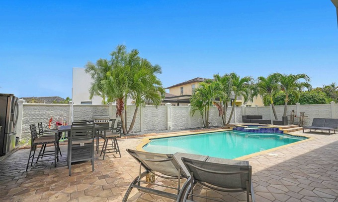 Palm Springs North House | 5-BD,5-BA Tropical Oasis - Pool, Patio, Fun
