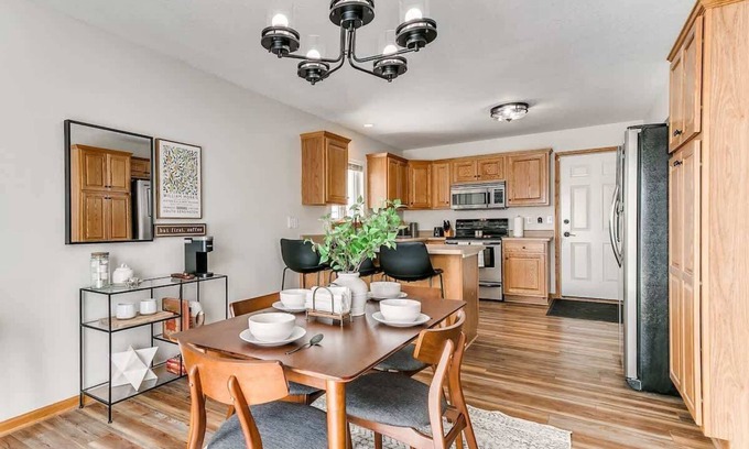 Ames House | 5 Bed 2 Bath/Modern Large Home