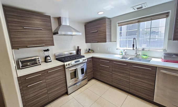 Beverly Grove Apartment | 5 Bed 4 bath A+ Spacious Beverly Hills/WeHo Home!