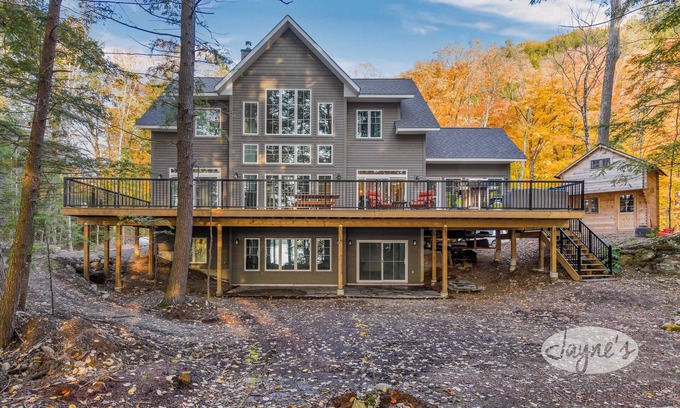 Burk's Falls Cottage | 5 bed, 4 bath cottage on Kawagama Lake