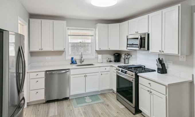 Russell House | 5 Bed Home w/Big Yard & Front Porch by Navy Base