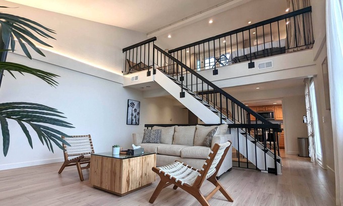 Alamitos Beach Condo | 5-bed Large Bohemian BEACH Pad with AC, Patio & Parking - Walk 1min to BEACH!