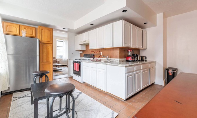 Midtown West Apartment | 5 Bedroom 2 Bath * Full Floor * Midtown
