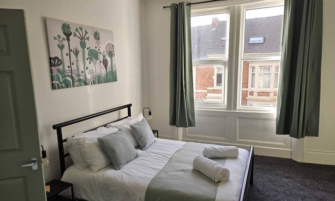 Gateshead House | 5 bedroom 7 beds Parking Perfect for contractors