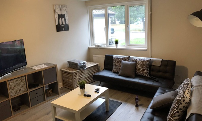 Camberley House | 5 Bedroom Camberley Airport Accommodation