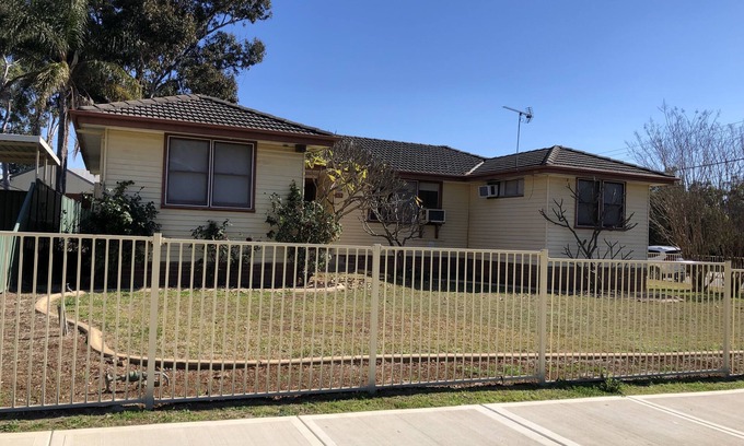 Kingswood House | 5 bedroom close to hospital/Sport facilities