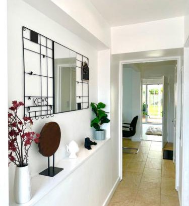 Bicester House | 5 bedroom detached house sleeps 13 spacious Parking 5 mins driving to Bicester Village