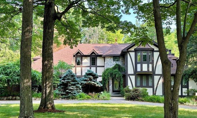 Shaftsburg House | 5-Bedroom Estate – 12 acres, Huge Space, Fast WiFi, Fitness Room, & More!