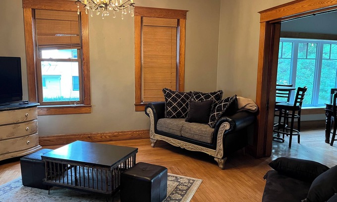 Eastman House | 5-bedroom farmhouse on 10acres