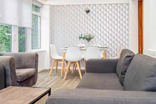 Guildford House | 5 bedroom Modern Home in Guilford - Sleeps 9