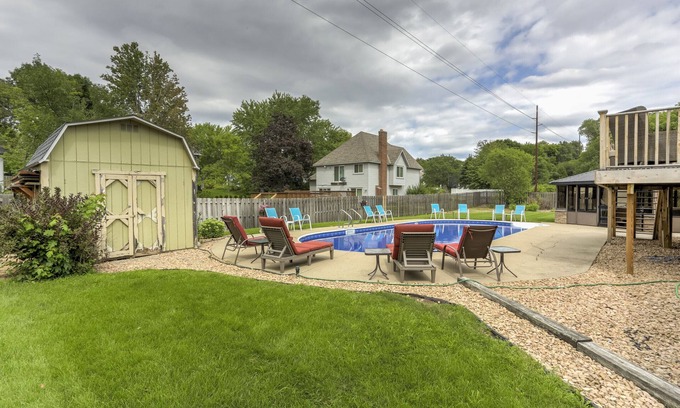 Burnsville House | 5- Bedroom Private Home- Quiet Neighborhood- Pet Friendly