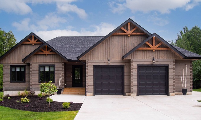 Chatsworth House | 5-bedroom stunning, modern log home with outdoor sauna and firepit