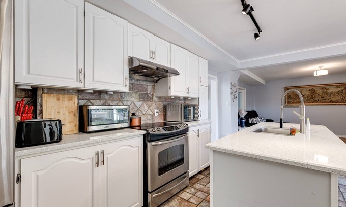 Lagoon City Cottage | 5-Bedroom Waterfront Cottage