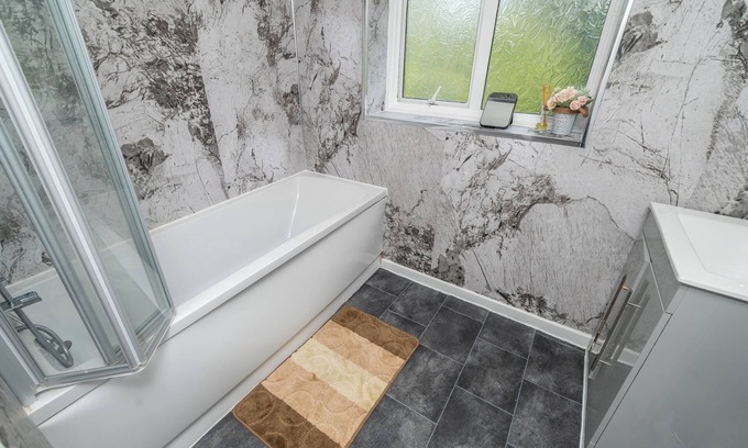 Shirley House | 5 beds (3 bedrooms) house, Solihull City Centre, NEC, Train Station, Airport