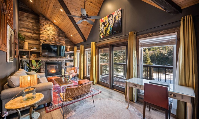 Dysart et al Cottage | 5 BR Lakefront Cabin With Pool, Kayak, BBQ, Boat Launch, Game Room