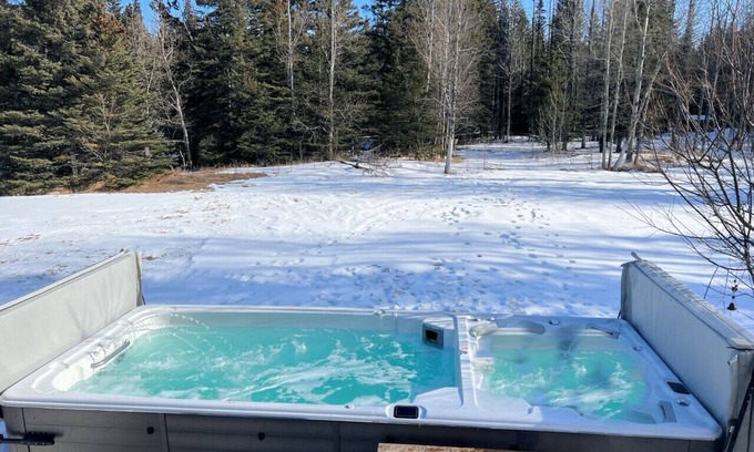 Jasper East House | 5-Br Tranquil Retreat | HEATED Pool & Hot Tub | 12-Mins to Jasper National Park