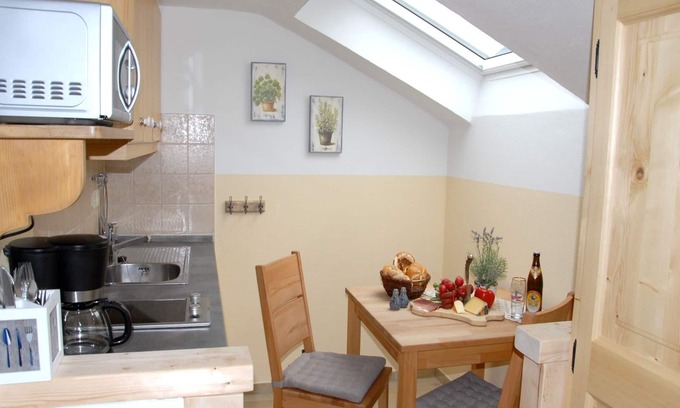 Grassau Apartment | 5. Fewo Kampenwand, 28 qm, 1-2 Pers., Wohn-Schlafraum, Westbalkon 2. OG