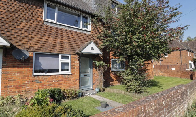 Marlborough Cottage | 5 MAYFIELD, family friendly, with a garden in Marlborough, Wiltshire