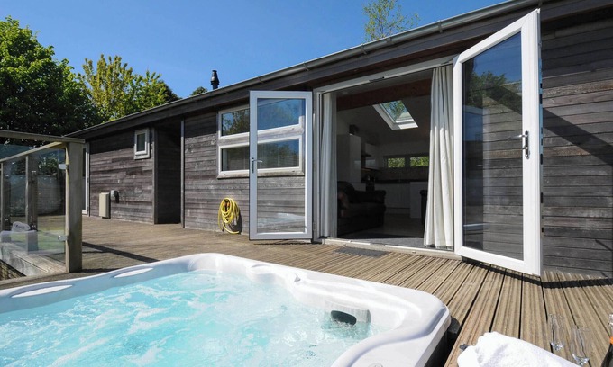 Dobwalls Cottage | 5 MEADOW RETREAT, pet friendly, luxury holiday cottage in Dobwalls