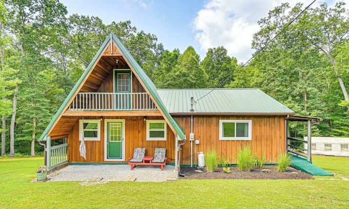 Wellington Cabin | 5 Mi to Cave Run Lake: Wellington Cabin w/Deck!