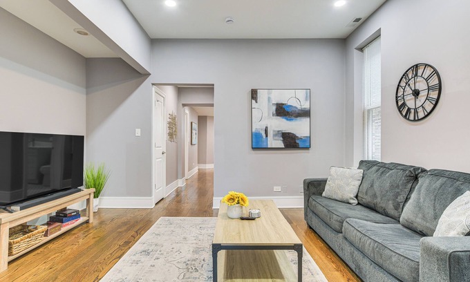 West Town Apartment | 5 Mi to Dtwn: Ukrainian Village Apartment!